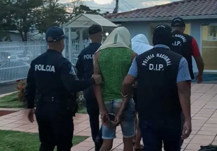 Uno de los detenidos portaba un arma calibre 38 con varias municiones mientras que dentro de la casa se encontró un arma 9 milímetros con balas.
