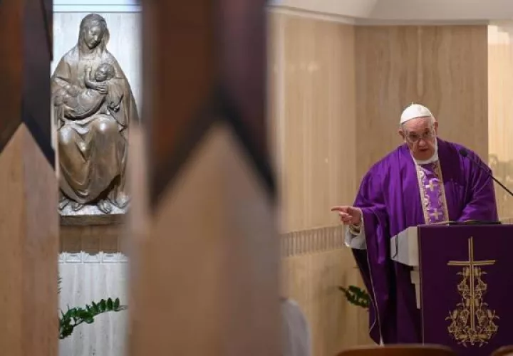 Francisco lamentó que haya "poblaciones del mundo" que "no tienen acceso a determinados fármacos" y dijo que "a nivel ético, si existe la posibilidad de tratar una enfermedad con un fármaco, este debe estar al alcance de todos, de lo contrario se crea una injusticia". FOTO/EFE