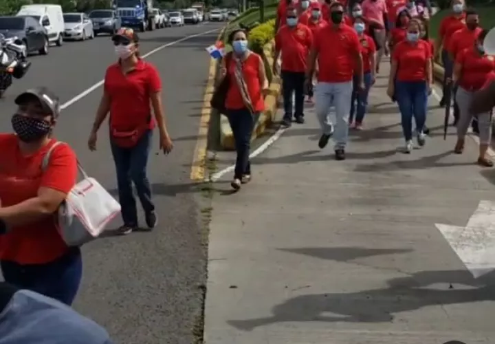 Luego de la marcha y protesta en los predios de la Presidencia de la  República, los dueños de busitos colegiales sostuvieron una reunión, pero no salieron satisfechos.