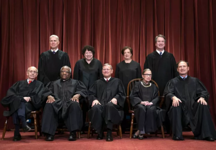 Foto archivo de los magistrados de la Corte Suprema de EE.UU., donde aparece sentada (cuarta de izq. a der.) la jueza  Ruth Bader Ginsburg. Foto: EFE