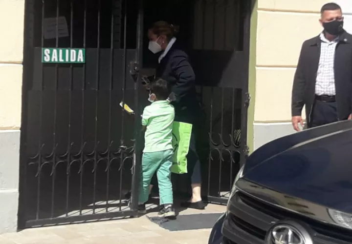 Los dos menores que presuntamente mantenía el "segundo Mesías" al momento de su captura,  fueron llevados a la sede del juzgado de Niñez y Adolescencia. Fotos: Mayra Madrid. 