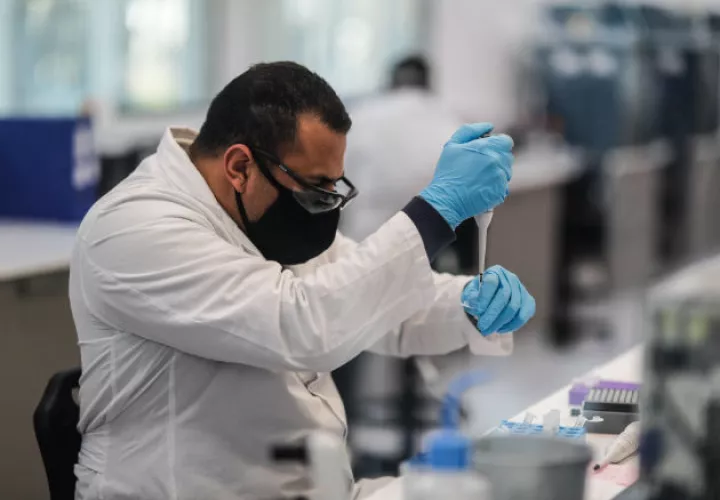AstraZeneca tenía previsto tener su vacuna disponible para el primer semestre de 2021. Fotos: EFE.