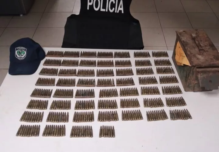 Solo se mencionó el hallazgo de la cantidad de municiones sin detonar calibre 5.56 milímetros que se usan en los fusiles de combate M-16.