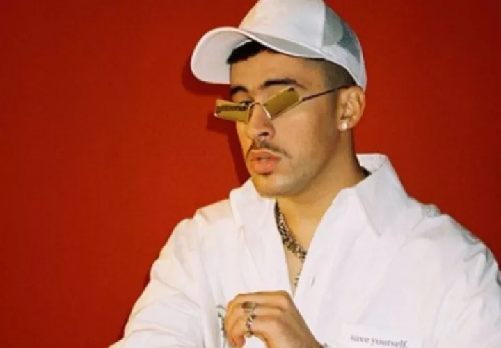 Bad Bunny se caracteriza por tener un estilo muy peculiar con el que pretende romper estereotipos. Foto: Archivo