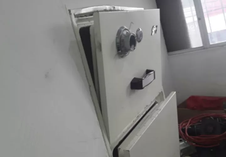  Los antisociales violentaron la caja fuerte del almacén. Foto: Mayra Madrid.