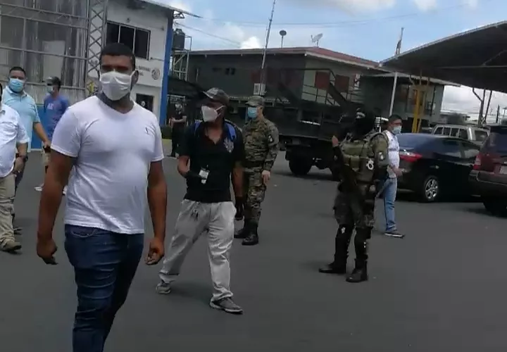 "Los bloqueos comenzaron el miércoles y hoy en horas de la madrugada levantaron por la fuerza los antimotines algunos puntos, pero levantan un punto y cierran otros", agregó el dirigente gremial.