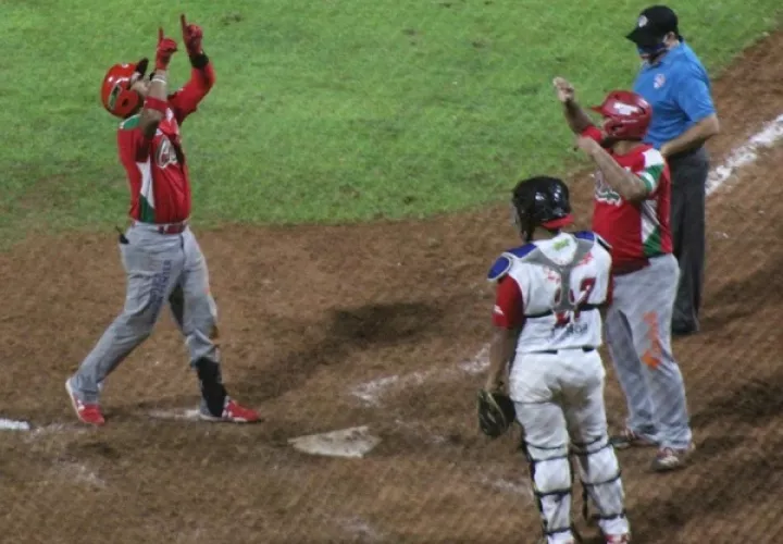  Jhony Santos (izq) festeja con Jonathan Saavedra su jonrón ante Coclé. Foto:Fedebeis. 