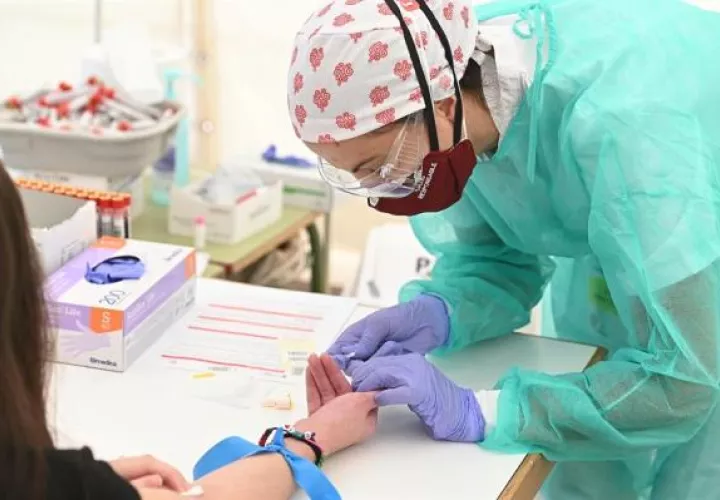 Los investigadores indicaron que estos hallazgos permitirán seleccionar de forma más precisa a los pacientes candidatos a los diversos ensayos clínicos en marcha para evaluar la utilidad de tratamiento con interferón o con bloqueadores de estos anticuerpos. FOTO/EFE