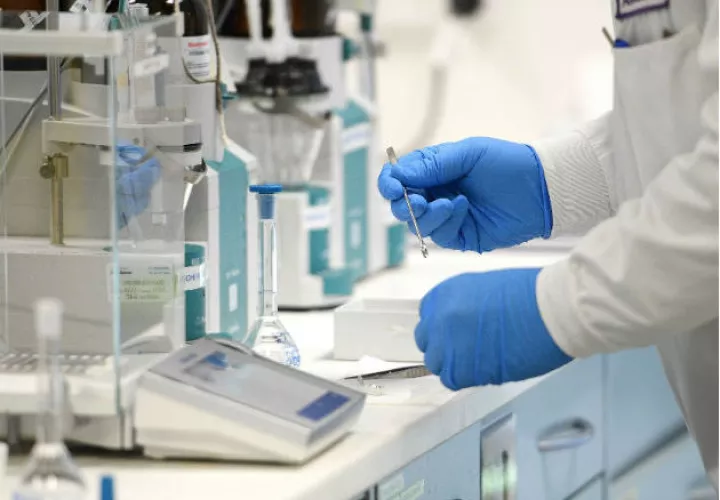 Al final del estudio, se contagió el 6,3 % de los que habían tomado hidroxicloroquina y el 6,6 % de los que habían recibido el placebo, y ninguno requirió hospitalización. Foto: EFE. 