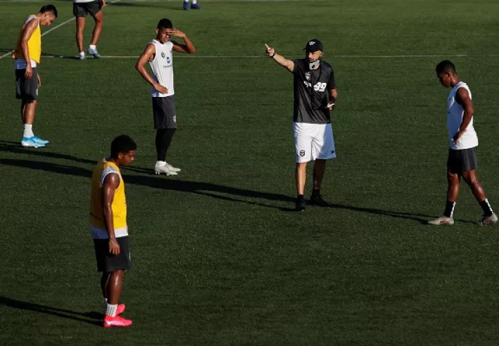 El  técnico del Tauro, el venezolano Rafael Mea Vital (d), dirige a sus jugadores en un entrenamiento del Tauro. Foto:EFE