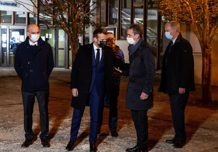 El presidente Emmanuel Macron se desplazó a Conflans-Sainte-Honorine, donde enseñaba la víctima y ocurrió el asesinato, para reunirse con sus compañeros y mostrar su respaldo a la comunidad educativa. FOTO/EFE