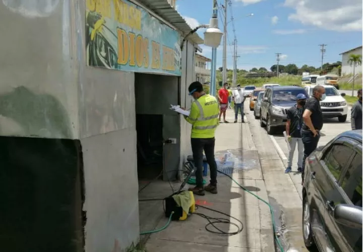 El personal del BHN inspeccionó los pequeños locales comerciales en Altos de Los Lagos. Foto: Diómedes Sánchez S.