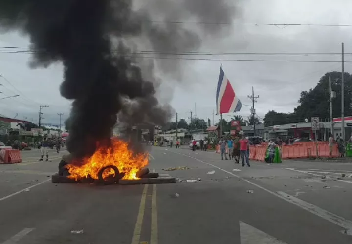 Manifestantes ticos a favor del cierre de la frontera de Paso Canoas, molestos procedieron a quemar llantas. Foto: Mayra Madrid. 