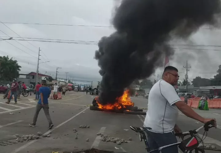 Manifestantes ticos a favor del cierre de la frontera de Paso Canoas, molestos procedieron a quemar llantas. Foto: Mayra Madrid. 