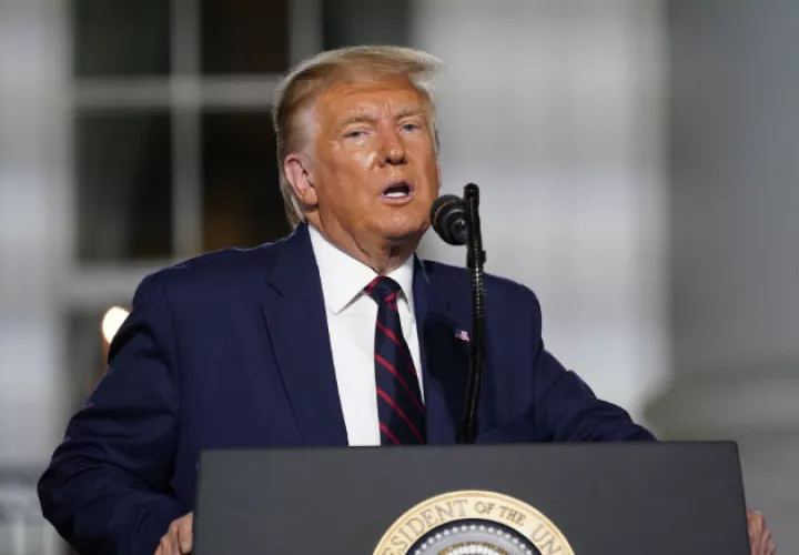 El presidente Donald Trump anunció que inicia junto a la primera dama, Melania Trump, un "proceso de cuarentena". Foto: EFE.