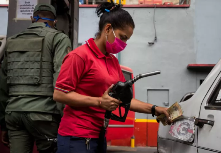 El presidente Nicolás Maduro afirmó que PDVSA ha recuperado dos refinerías y que esperaba la pronta normalización del suministro de gasolina. Foto: EFE.