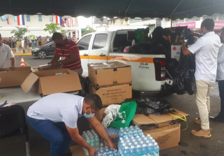 Voluntarios municipales empacan las donaciones para ser enviadas a los lugares con afectaciones. Foto: Melquiades Vásquez.