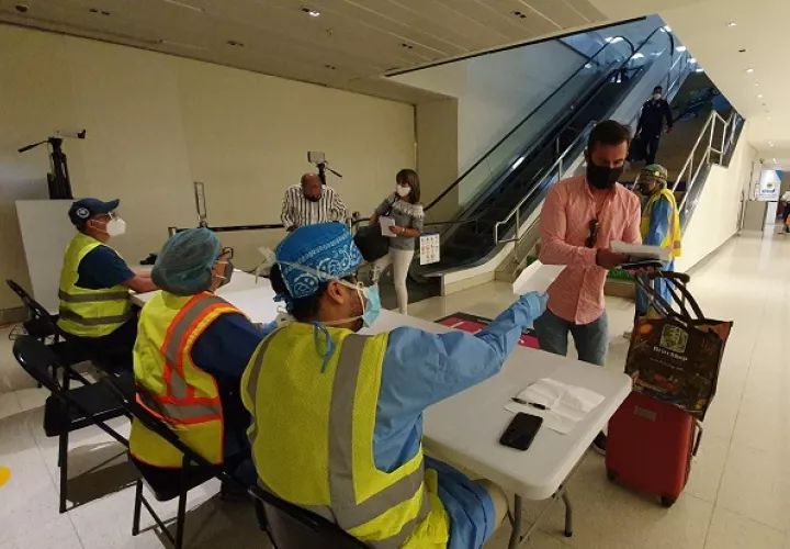 El personal del Minsa verifica documentos y realiza control de temperatura en el Aeropuerto Internacional de Tocumen. 