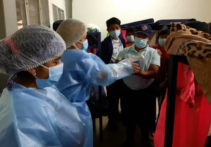 Personal de salud continúa entregando gel alcoholado en los diferentes albergues en Chiriquí.
