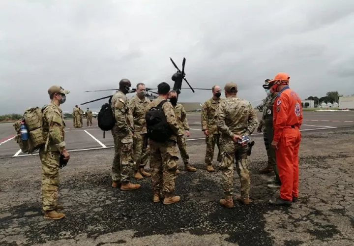 Los comandantes del Departamento de Defensa están autorizados a dirigir las fuerzas asignadas en o cerca de la escena inmediata de un desastre extranjero para tomar medidas rápidas para salvar vidas humanas.