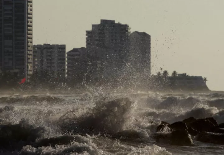 Un hombre muestras los destrozos a su vivienda por inundaciones a causa del paso de huracán Iota en Cartagena de Indias (Colombia). Foto:EFE