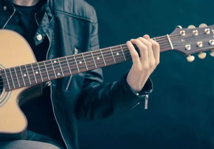 El cantautor y guitarrista Ariel Blanco interpretará el recital. Foto: Ilustrativa / Pixabay