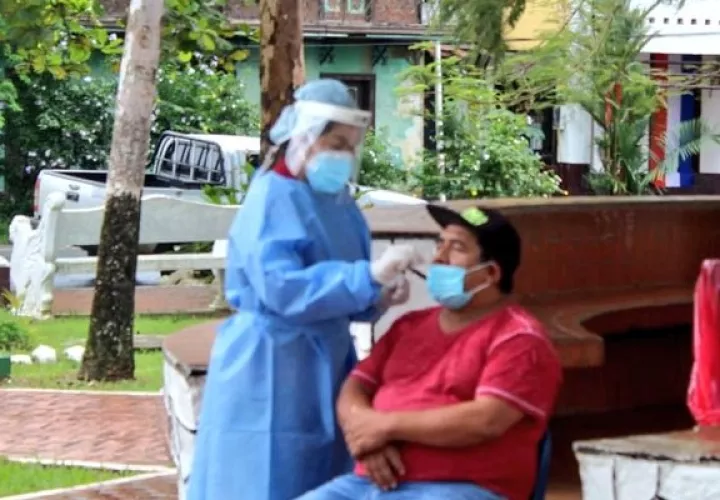 Personal del Minsa junto a la CSS realizaron pruebas rápidas en el Parque San Isidro del Distrito de Soná, en Veraguas.