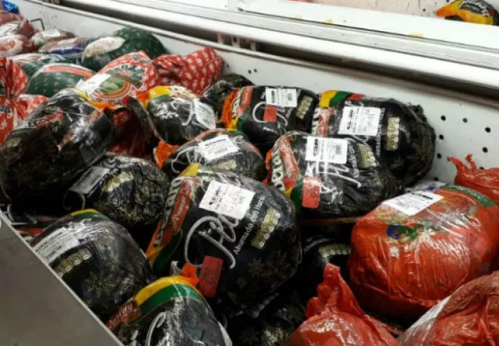 Los jamones se incluirán en las bolsas solidarias.