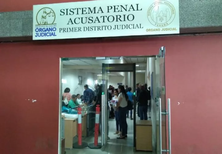 El fiscal Leonel Urriola solicitó la medida cautelar y luego de ser concedida por el Juez de Garantías, este último legalizó la aprehensión de los imputados y dio por presentado los cargos.