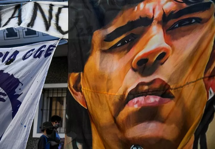 Con carteles, hinchas de Diego Maradona, muestran su respaldo al astro argentino. Foto:EFE