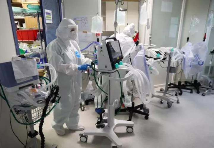 La OMS considera que para ello las opciones para frenar la pandemia son limitadas en estos momentos, por lo que pide que, a pesar del descontento, las poblaciones las apoyen. Foto: EFE