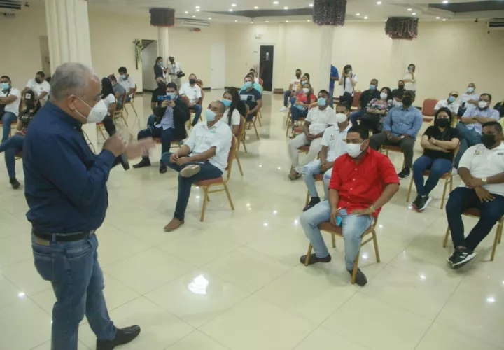 Luis Eduardo Camacho Castro, secretario general de Realizando Metas durante el conversatorio con jóvenes de Panamá Oeste. Víctor Arosemena