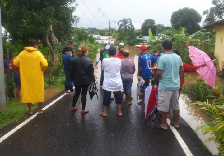 La crecida de los ríos sorprendió a muchas familias en Soná. Foto: Melquíades Vázquez