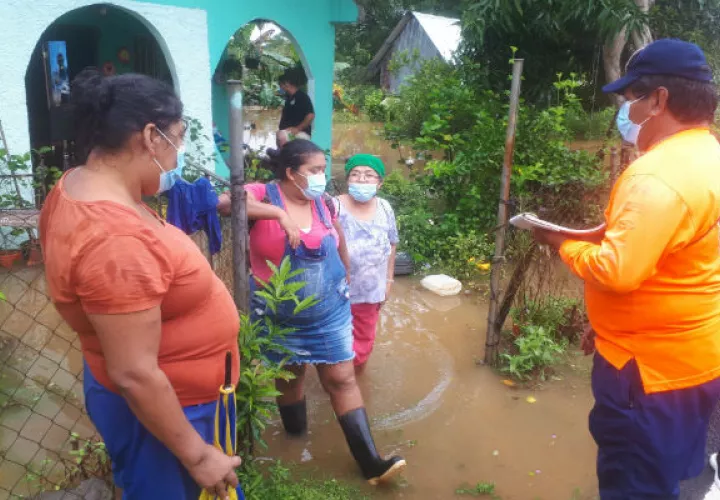 La crecida de los ríos sorprendió a muchas familias en Soná. Foto: Melquíades Vázquez