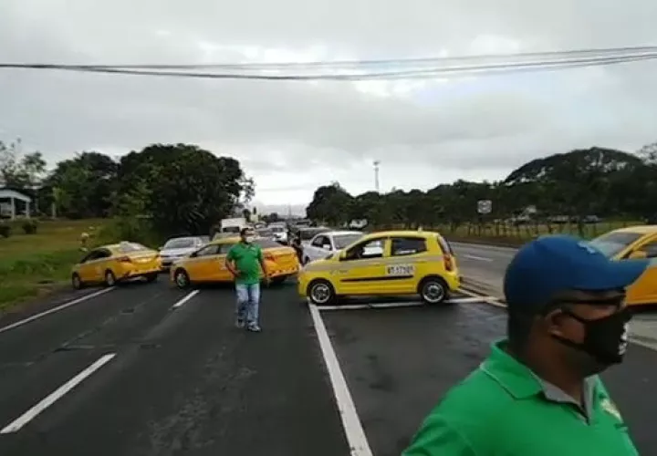 Los taxistas mantienen cerrado un paño de la vía Interamericana. Foto: Eric A. Montenegro.