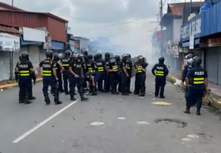 Los manifestantes tiraron piedras en contra de las unidades policiales ticas. Foto: Mayra Madrid