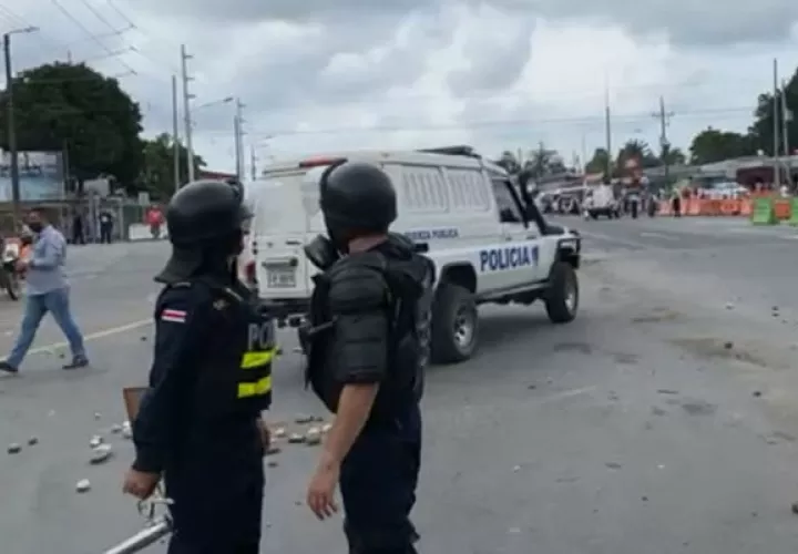 Los manifestantes tiraron piedras en contra de las unidades policiales ticas. Foto: Mayra Madrid