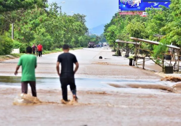 Honduras y Nicaragua acaban de sufrir el devastador impacto de Eta, un ciclón que llegó a ser huracán mayor y se encuentra ahora sobre el Atlántico convertido en un sistema post-tropical. Foto: EFE