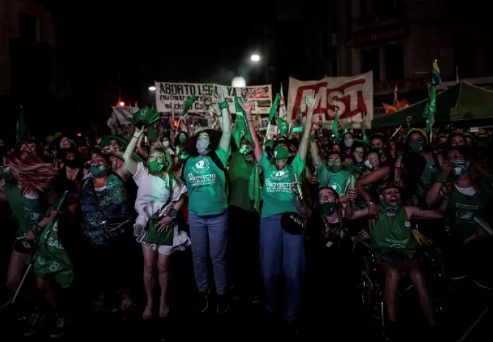 Cientos de miles de personas festejan la despenalización del aborto en Argentina. Foto: EFE