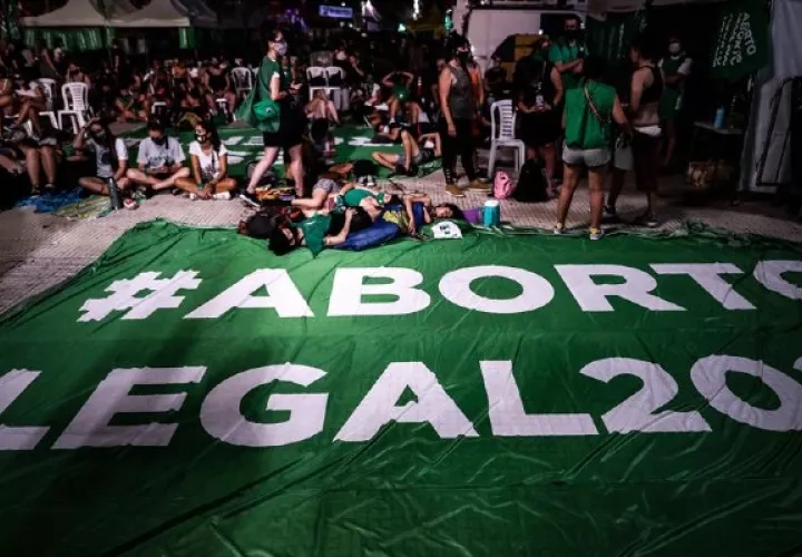 Manifestantes acampados a las puertas del Congreso argentino, a la espera de la votación en el Senado de la legalización del aborto. Foto: EFE/ Juan Ignacio Roncoroni