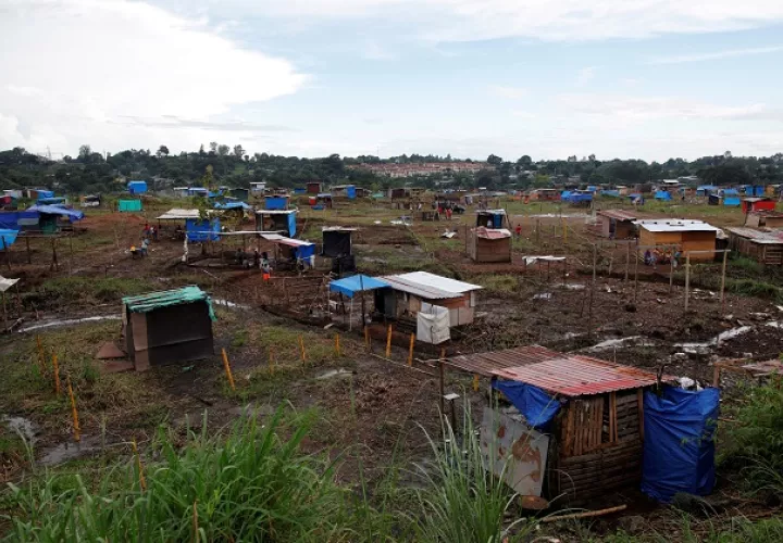 Casas improvisadas fueron levantadas por los precaristas. Foto: EFE