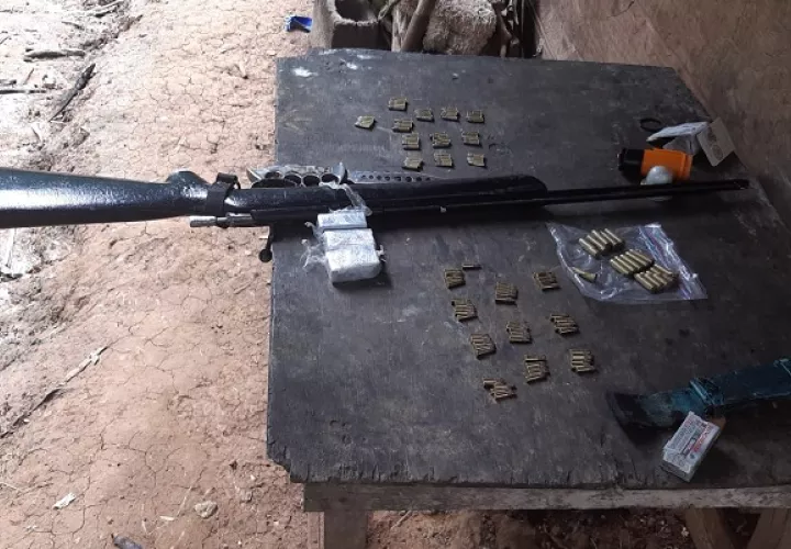 En el sector de Villa Luzmila se capturó a un ciudadano que ocultaba en su residencia un fusil calibre 22, con 269 municiones.