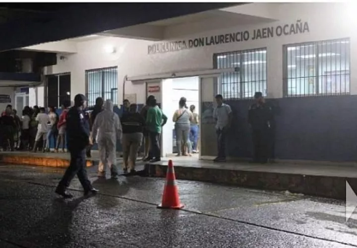 En el cuarto de urgencias de la Policlínica Don Laurencio Jaén Ocaña, los galenos encontraron los proyectiles de bala en el abdomen y los  costados. 