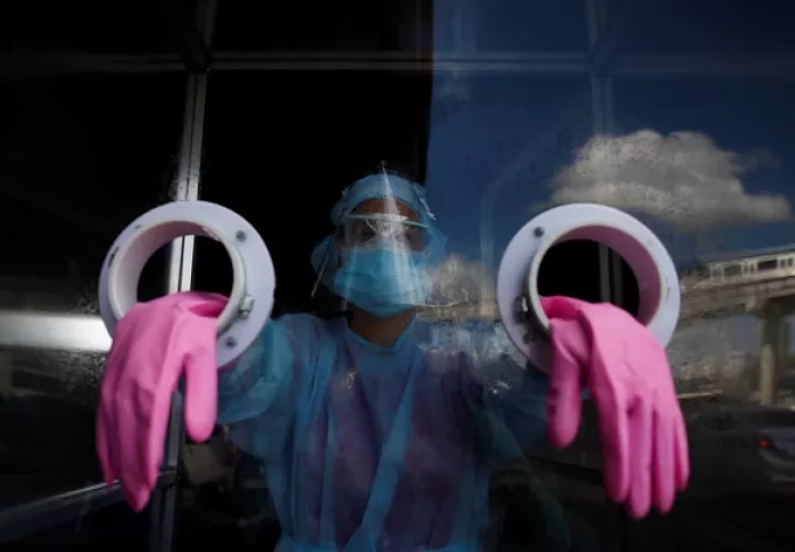 A la fecha se aplicaron 17.484 pruebas nuevas de contagio de coronavirus, un nuevo récord para Panamá. Foto: EFE