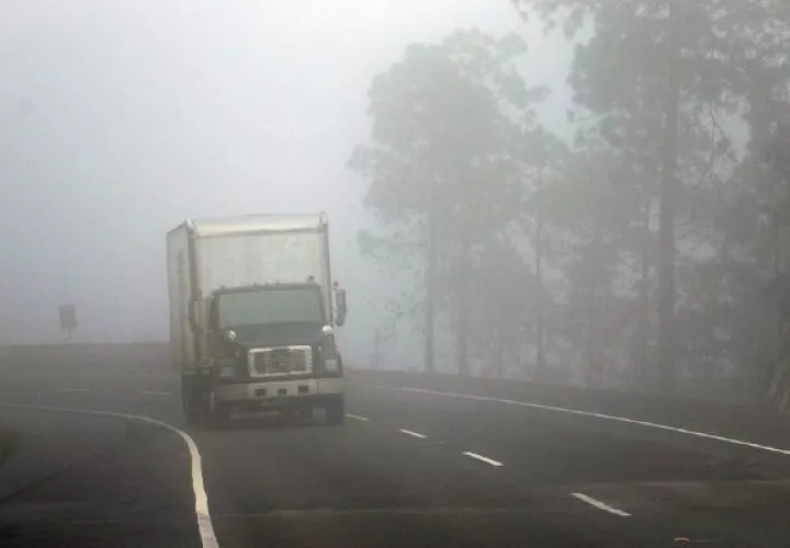 Miles de damnificados que dejaron las tormentas Iota y Eta en el norte de Honduras sobreviven en las medianas de autopistas. Foto:EFE