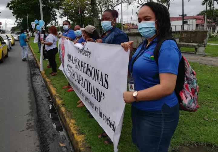 Con pancartas se apostaron en el parque central de la ciudad de Colón. Foto: Diómedes Sánchez S.