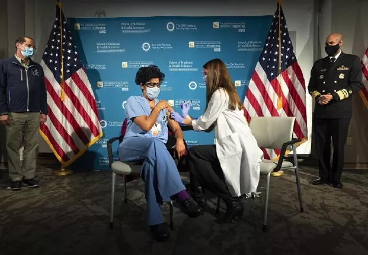 Personal de Salud en Estados Unidos es vacunado contra la COVID-19. Foto: EFE