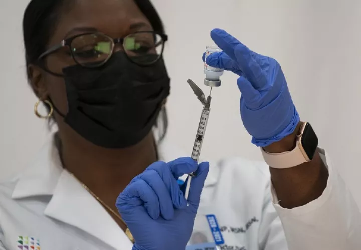 Las vacunas de Pfizer y Moderna contra la COVID-19 ya se están aplicando en Estados Unidos. Foto: EFE