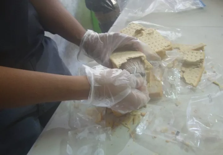 Dentro de los paquetes de galletas encontraron unas 300 hojas de “feeling”.