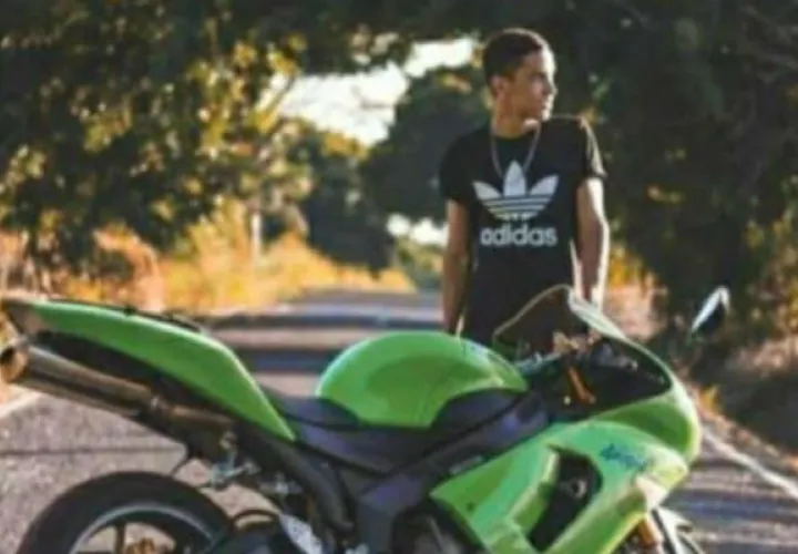 Pastor García Rangel, cuando la vida le sonreía, junto a su motocicleta. Foto: Thays Domínguez.